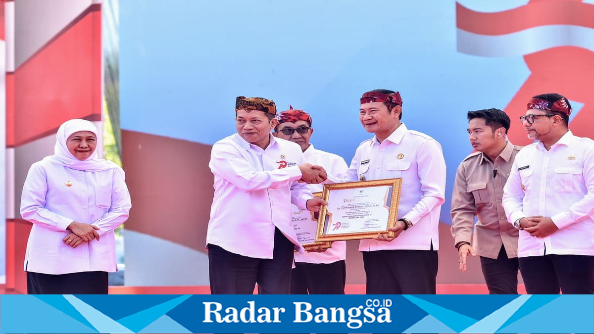 Bupati Lamongan Yuhronur Efendi menerima penghargaan Pembina Koperasi Andalan Jawa Timur 2026 pada peringatan Hari Koperasi ke-79 di Pamekasan, Selasa (21/7). (Foto Dok Ho/RadarBangsa.co.id)
