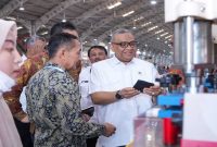 Wamenaker Afriansyah Noor meninjau proses produksi di PT Sheonary Javanesia INC, Temanggung, Rabu (29/7/2026). (Foto Dok Ho/RadarBangsa.co.id)