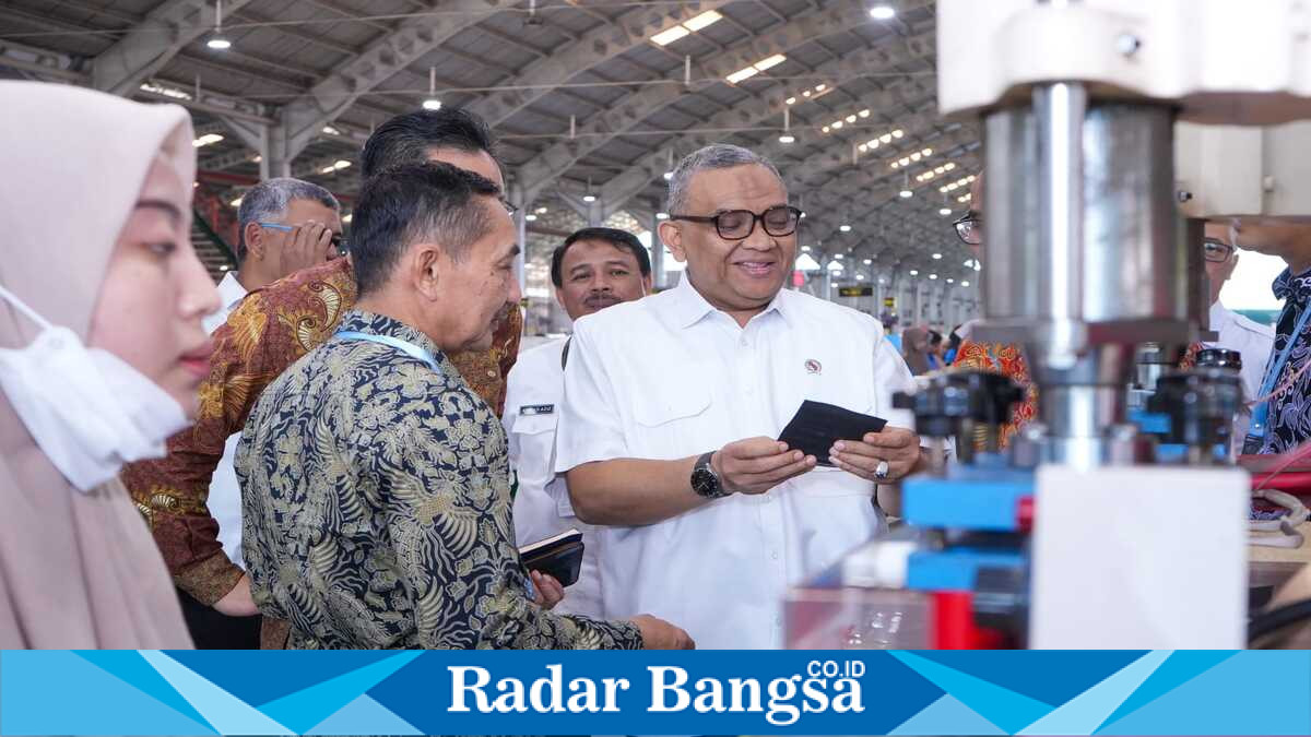 Wamenaker Afriansyah Noor meninjau proses produksi di PT Sheonary Javanesia INC, Temanggung, Rabu (29/7/2026). (Foto Dok Ho/RadarBangsa.co.id)