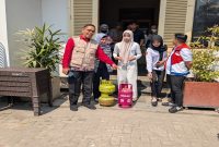 Petugas memeriksa penggunaan LPG 3 kilogram bersubsidi di sejumlah lokasi usaha di Kota Blitar, Kamis (16/7/2026). (Foto Dok Ho/RadarBangsa.co.id)