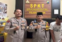 Petugas Polsek Paciran memperlihatkan dugaan pelaku pencurian uang dan perhiasan yang diungkap pada Selasa (14/7/2026). (Foto Dok Ho/RadarBangsa.co.id)
