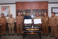 BPJS Ketenagakerjaan Cabang Lamongan dan Pemerintah Kabupaten Lamongan menandatangani kerja sama perlindungan pekerja rentan di Lamongan, Selasa (28/07/2026). (Foto Dok Ho/RadarBangsa.co.id)