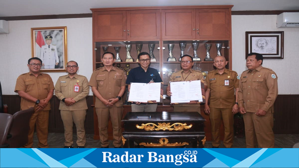 BPJS Ketenagakerjaan Cabang Lamongan dan Pemerintah Kabupaten Lamongan menandatangani kerja sama perlindungan pekerja rentan di Lamongan, Selasa (28/07/2026). (Foto Dok Ho/RadarBangsa.co.id)