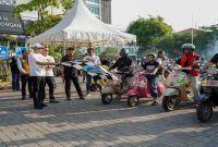 Bupati Lamongan Yuhronur Efendi melepas peserta Lamongan Vespa Day 2026, Sabtu, 18 Juli 2026. (Foto Dok Ho/RadarBangsa.co.id)