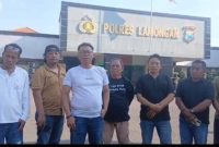 Presiden Aliansi Alam Bersatu Jaya, Miftah Zaini, bersama usai laporan kebakaran kantor organisasi ke Polres Lamongan, Jumat, 17 Juli 2026. (Foto Dok Ho/RadarBangsa.co.id)