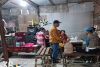 Petugas Polsek Tikung mengamankan barang bukti 15 liter miras jenis tuak hasil tindak lanjut laporan warga di Desa Tambakrigadung, Lamongan, Sabtu (25/7/2026). (Foto Dok Ho/RadarBangsa.co.id)