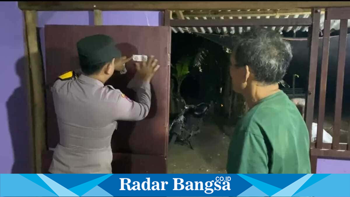 Petugas Polsek Laren memberikan sosialisasi layanan 110 Polri kepada masyarakat di Kecamatan Laren, Lamongan, Senin (6/7/2026). (Foto Dok Ho/RadarBangsa.co.id)