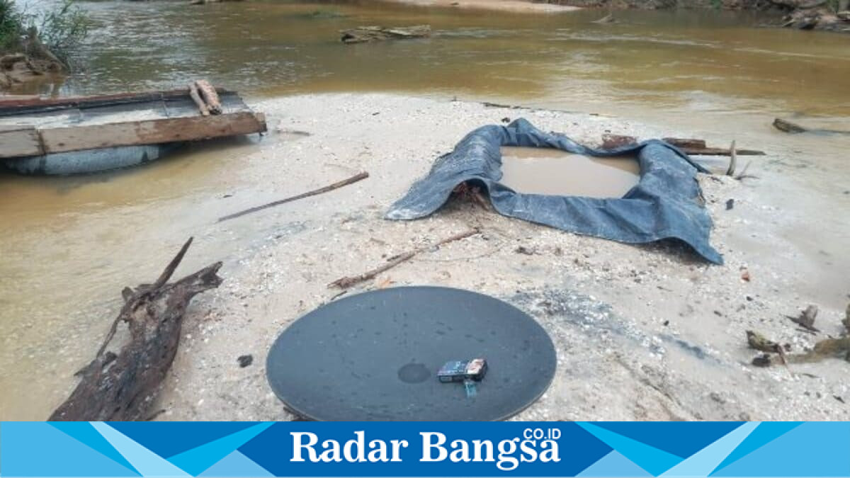 Lima pelaku PETI emas diamankan polisi di Sungai Toro, Desa Lubuk Kembang Bunga, Kecamatan Ukui, Rabu (15/7/2026). (Foto Dok Ho/RadarBangsa.co.id)
