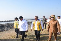 Wakil Bupati Sidoarjo Mimik Idayana meninjau tanggul P10D kawasan Lumpur Porong bersama DPR RI, Senin (13/7/2026). (Foto Dok Ho/RadarBangsa.co.id)