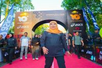 Gubernur Jawa Timur Khofifah Indar Parawansa melepas ribuan peserta International Trail Running MANTRA116 2026 di Kaliandra Eco Resort, Prigen, Kabupaten Pasuruan, Minggu (5/7/2026). (Foto Dok Ho/RadarBangsa.co.id)