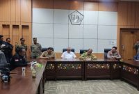 Perwakilan Aliansi Alam Bersatu Jaya menyampaikan aspirasi kepada Pemerintah Kabupaten Lamongan saat aksi menuntut evaluasi Program Makan Bergizi Gratis (MBG) dan pelibatan kantin sekolah, Selasa (7/7/2026). (Foto Dok Ho/RadarBangsa.co.id)