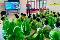 Anggota Polsek Laren memberikan pembinaan dan penyuluhan kepada peserta MPLS di SDI Sahabat Berlian, Desa Laren, Rabu (15/7/2026). Materi meliputi pencegahan bullying, bahaya NAPZA, dan merokok pada anak. (Foto Dok Ho/RadarBangsa.co.id)