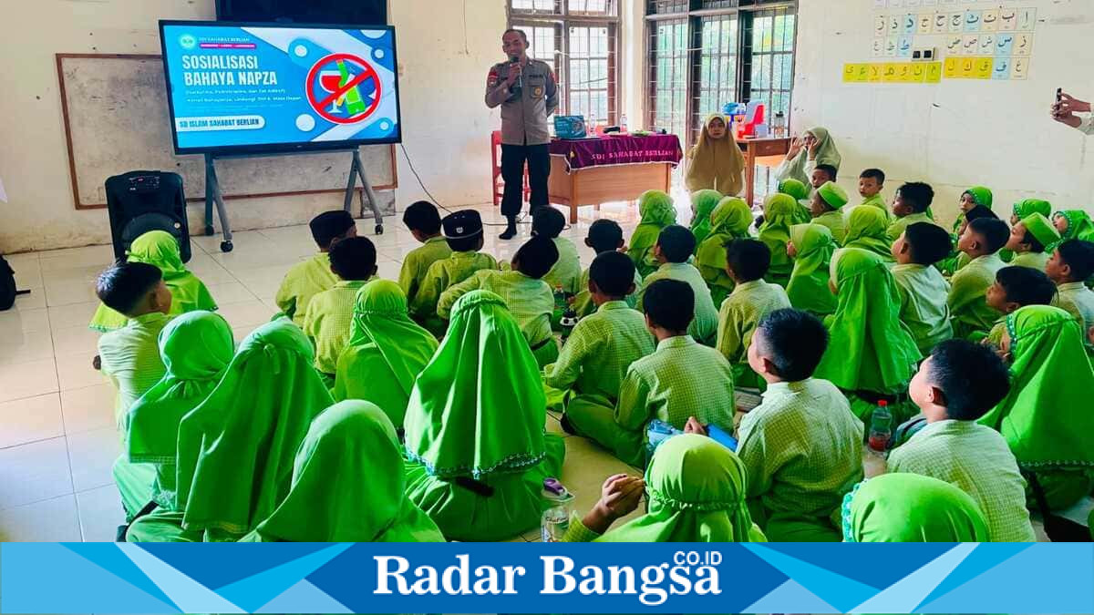 Anggota Polsek Laren memberikan pembinaan dan penyuluhan kepada peserta MPLS di SDI Sahabat Berlian, Desa Laren, Rabu (15/7/2026). Materi meliputi pencegahan bullying, bahaya NAPZA, dan merokok pada anak. (Foto Dok Ho/RadarBangsa.co.id)