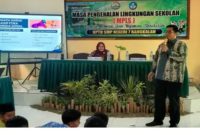 Kepala Diskominfo Bangkalan Zainal Alim memberikan materi etika bermedia sosial saat MPLS di SMP Negeri 7 Bangkalan, Kamis (16/7/2026). (Foto Dok Ho/RadarBangsa.co.id)