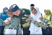 Bupati Pasuruan Rusdi Sutejo menyapa dan memberikan motivasi kepada siswa Sekolah Rakyat Terintegrasi (SRT) 1 Kabupaten Pasuruan saat Open House dan pembukaan Masa Pengenalan Lingkungan Sekolah (MPLS), Kamis (30/7/2026). (Foto Dok Ho/RadarBangsa.co.id)