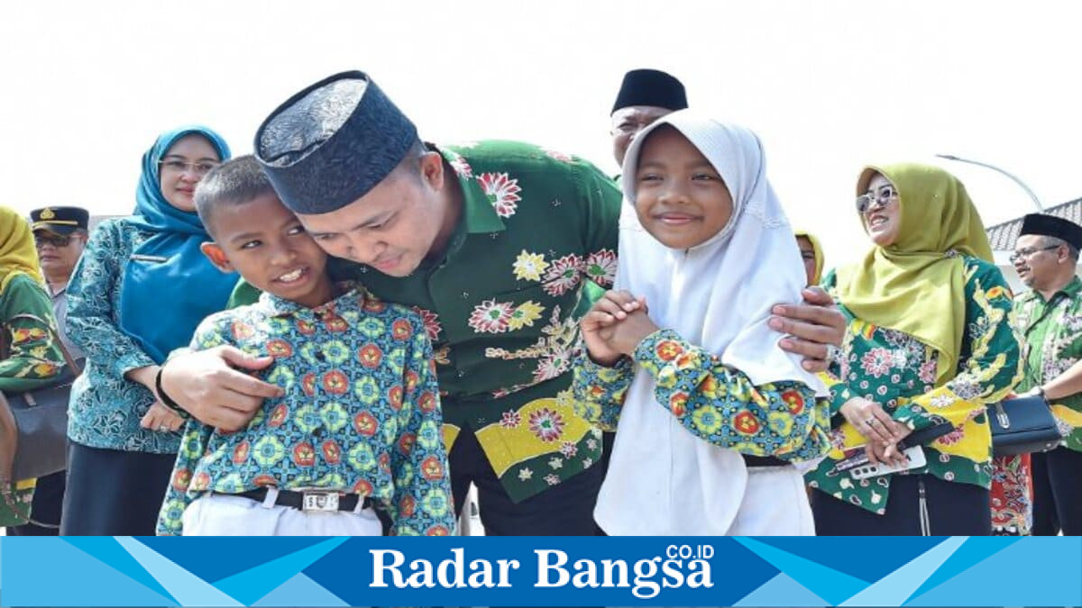 Bupati Pasuruan Rusdi Sutejo menyapa dan memberikan motivasi kepada siswa Sekolah Rakyat Terintegrasi (SRT) 1 Kabupaten Pasuruan saat Open House dan pembukaan Masa Pengenalan Lingkungan Sekolah (MPLS), Kamis (30/7/2026). (Foto Dok Ho/RadarBangsa.co.id)