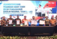 Sekda Kabupaten Malang Budiar mewakili Bupati Malang saat menandatangani Perjanjian Hibah Tanah untuk pembangunan Sekolah Nasional Terintegrasi (SNT) bersama Kemendikdasmen di Tangerang, Kamis (30/7). (Foto Dok Ho/RadarBangsa.co.id)