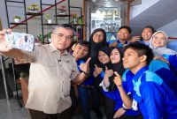 Menaker Yassierli meninjau pelaksanaan Program Magang Nasional MagangHub di PT Adyawinsa Electrical and Power, Bekasi, Selasa (21/7/2026). (Foto Dok Ho/RadarBangsa.co.id)