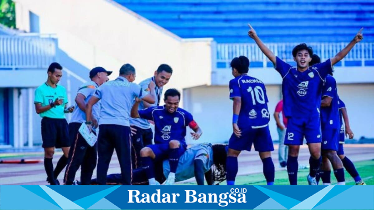 Pasuruan United merayakan kemenangan dramatis atas Persinga Ngawi melalui adu penalti 5-4 pada semifinal Liga 4 Zona Nasional Piala Presiden 2026 di Stadion Mandala Krida, Yogyakarta, Rabu (8/7/2026). (Foto Dok Ho/RadarBangsa.co.id)