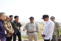 Menteri PPN Rachmat Pambudy didampingi Bupati Lamongan Yuhronur Efendi meninjau kawasan industri PT Lamongan Integrated Shorebase (LIS) di Kecamatan Paciran, Kamis (30/7/2026). (Foto Dok Ho/RadarBangsa.co.id)