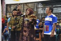 Wabup Sidoarjo Hj. Mimik Idayana membuka Turnamen Bola Voli Kebonsari Cup 1 Putri di Desa Kebonsari, Candi, Sabtu (18/7). (Foto Dok Ho/RadarBangsa.co.id)
