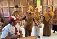    Wabup Sidoarjo Hj. Mimik Idayana meninjau SD Negeri Kupang 3 dan SD Negeri Kupang 4 di Jabon, Senin (20/7/2026). (Foto Dok Ho/RadarBangsa.co.id)