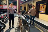 Satreskrim Polres Pasuruan Kota menunjukkan tersangka dan barang bukti kasus pencurian sepeda motor yang terjadi di Kecamatan Pohjentrek, Kabupaten Pasuruan. (Foto Dok Ho/RadarBangsa.co.id)