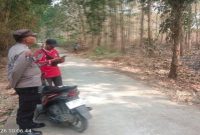 Personel Polsek Laren melaksanakan patroli pengawasan kawasan rawan karhutla pada Rabu (15/7/2026). (Foto Dok Ho/RadarBangsa.co.id)
