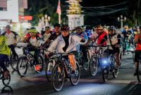 Wali Kota Probolinggo Dokter Aminuddin mengikuti Night Ride Semipro 2026 bersama ratusan pesepeda menuju Stadion Bayuangga, Minggu (5/7/2026). (Foto Dok Ho/RadarBangsa.co.id)