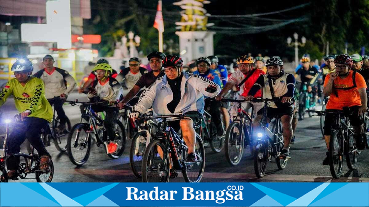 Wali Kota Probolinggo Dokter Aminuddin mengikuti Night Ride Semipro 2026 bersama ratusan pesepeda menuju Stadion Bayuangga, Minggu (5/7/2026). (Foto Dok Ho/RadarBangsa.co.id)