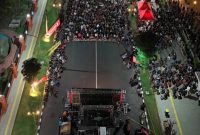 Ribuan warga mengikuti nobar final Piala Dunia 2026 di depan Pendopo Delta Wibawa, Sidoarjo, Senin (20/7/2026). (Foto Dok Ho/RadarBangsa.co.id)