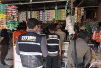 Petugas gabungan melakukan pemeriksaan dalam Operasi Pemberantasan Barang Kena Cukai Ilegal di Kabupaten Lamongan, Senin (13/7/2026). (Foto Dok Ho/RadarBangsa.co.id)