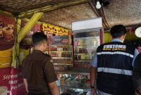 Petugas mengamankan 9.108 batang rokok ilegal dalam operasi pemberantasan barang kena cukai ilegal di empat kecamatan di Kabupaten Lamongan, Senin (6/7). (Foto Dok Ho/RadarBangsa.co.id)