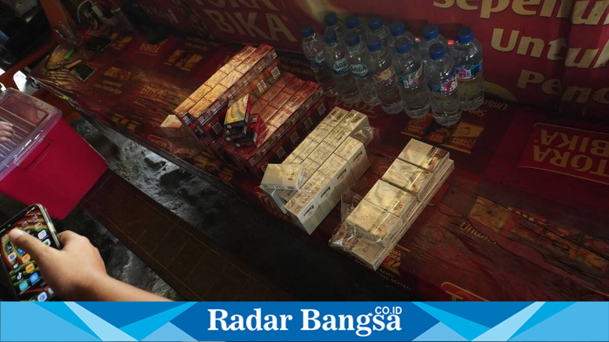 Petugas mengamankan 9.108 batang rokok ilegal dalam operasi gabungan di empat kecamatan di Kabupaten Lamongan, Senin (6/7/2026). (Foto Dok Ho/RadarBangsa.co.id)