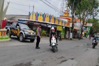 Personel Polsek Laren melaksanakan pengaturan lalu lintas di Simpang Tiga Pasar Laren, Kabupaten Lamongan, Sabtu (4/7/2026). (Foto Dok Ho/RadarBangsa.co.id)