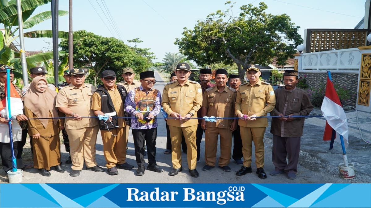 Bupati Lamongan Yuhronur Efendi meresmikan ruas jalan poros Maindu–Blawirejo di Kecamatan Kedungpring, Selasa (30/6/2026). (Foto Dok Ho/RadarBangsa.co.id)