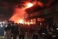 Petugas gabungan memadamkan kebakaran yang menghanguskan 10 stan di Pasar Agrobis Babat, Lamongan, Sabtu (12/7/2026). (Foto Dok Ho/RadarBangsa.co.id)
