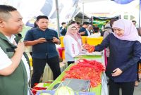 Gubernur Jawa Timur Khofifah Indar Parawansa meninjau Pasar Murah di Desa Bulukandang, Kecamatan Prigen, Kabupaten Pasuruan, Minggu (5/7/2026), sekaligus menyerahkan bantuan pangan kepada masyarakat. (Foto Dok Ho/RadarBangsa.co.id)