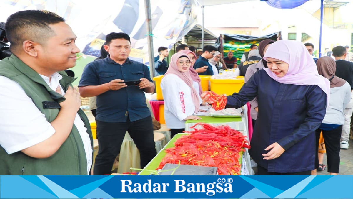 Gubernur Jawa Timur Khofifah Indar Parawansa meninjau Pasar Murah di Desa Bulukandang, Kecamatan Prigen, Kabupaten Pasuruan, Minggu (5/7/2026), sekaligus menyerahkan bantuan pangan kepada masyarakat. (Foto Dok Ho/RadarBangsa.co.id)