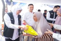 Gubernur Jawa Timur Khofifah Indar Parawansa saat meninjau Pasar Murah ke-87 di Lapangan Cemara, Kecamatan Jenu, Kabupaten Tuban. (Foto Dok Ho/RadarBangsa.co.id)