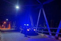 Personel Polsek Laren menggelar Patroli Blue Light di kawasan Jembatan Laren untuk mengantisipasi gangguan kamtibmas, Senin (13/7/2026) dini hari. (Foto Dok Ho/RadarBangsa.co.id)