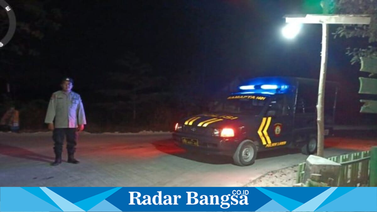 Personel Polsek Laren saat melaksanakan patroli Blue Light di wilayah perbatasan Laren-Solokuro, Kamis (30/7/2026) dini hari. (Foto Dok Ho/RadarBangsa.co.id)