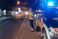 Anggota Polsek Tikung menggelar Patroli Blue Light di Jalan Raya Mantup dan kawasan perbatasan wilayah untuk menjaga kamtibmas, Selasa malam (7/7/2026). (Foto Dok Ho/RadarBangsa.co.id)