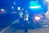 Personel Polsek Tikung melaksanakan Patroli Blue Light di sejumlah ruas jalan dan perbatasan wilayah Kecamatan Tikung, Lamongan, Kamis (2/7/2026) dini hari. (Foto Dok Ho/RadarBangsa.co.id)
