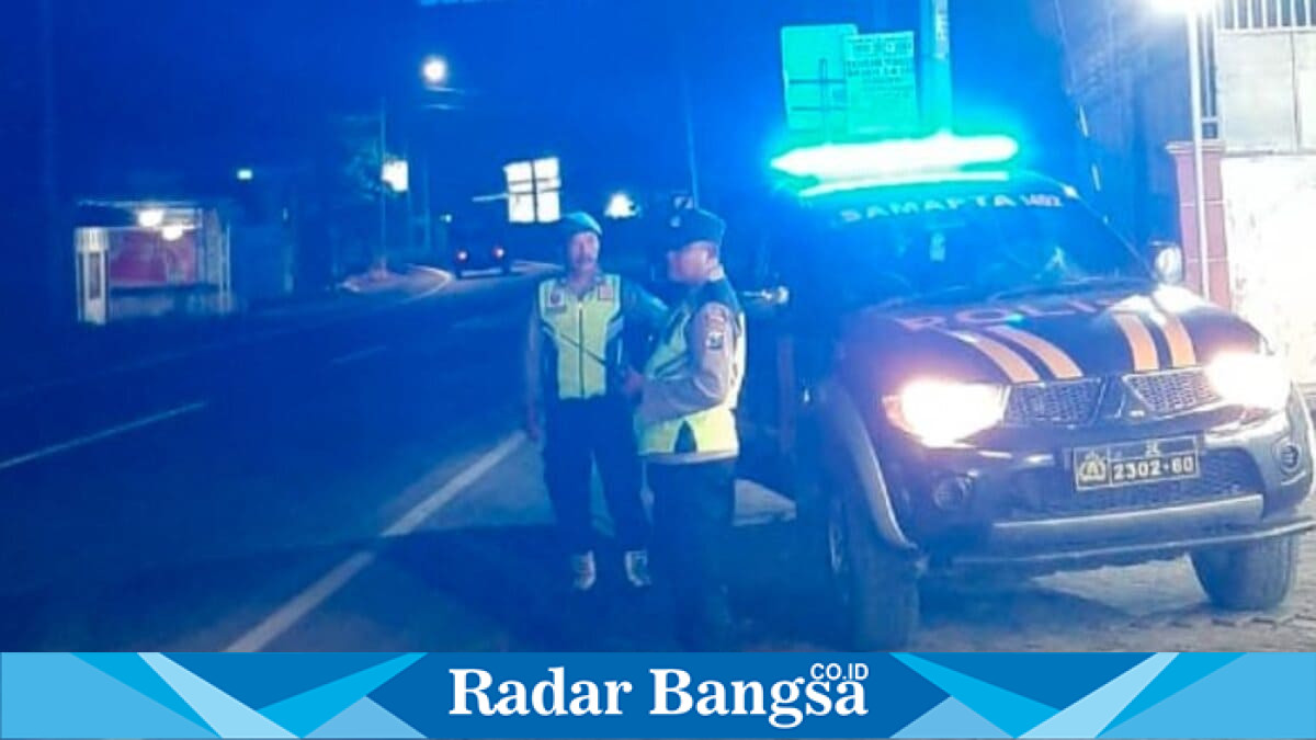 Personel Polsek Tikung melaksanakan Patroli Blue Light di sejumlah ruas jalan dan perbatasan wilayah Kecamatan Tikung, Lamongan, Kamis (2/7/2026) dini hari. (Foto Dok Ho/RadarBangsa.co.id)