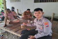 Personel Polsek Laren memberikan imbauan kamtibmas kepada pemilik bengkel di Desa Gampangsejati, Kecamatan Laren, Selasa (28/7/2026). (Foto Dok Ho/RadarBangsa.co.id)