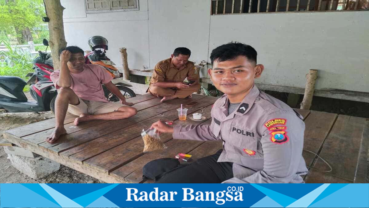 Personel Polsek Laren memberikan imbauan kamtibmas kepada pemilik bengkel di Desa Gampangsejati, Kecamatan Laren, Selasa (28/7/2026). (Foto Dok Ho/RadarBangsa.co.id)