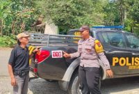 Personel Polsek Laren melaksanakan patroli dialogis dan sosialisasi Call Center 110 kepada warga Desa Karangtawar, Kecamatan Laren, Lamongan, Jumat (31/7/2026). (Foto Dok Ho/RadarBangsa.co.id)