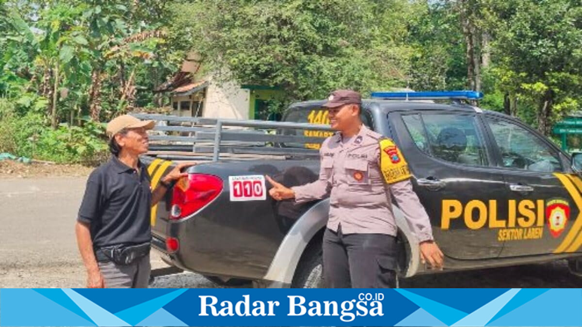 Personel Polsek Laren melaksanakan patroli dialogis dan sosialisasi Call Center 110 kepada warga Desa Karangtawar, Kecamatan Laren, Lamongan, Jumat (31/7/2026). (Foto Dok Ho/RadarBangsa.co.id)