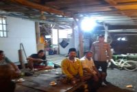 Petugas Polsek Laren berdialog dengan warga saat patroli kamtibmas di Desa Gampangsejati, Minggu (19/7/2026). (Foto Dok Ho/RadarBangsa.co.id)